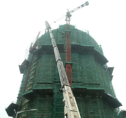 永和吊车在工地上作业